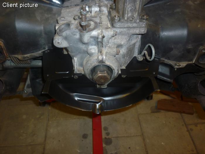Krycí plech spodní řemenice/černý - Typ 1 motor (» 2003)